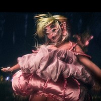 Riasan Melanie pun sengaja dibuat untuk mengubah wajahnya. Ia tampil dengan contour tegas dan riasan bibir overline. Foto: dok. Instagram/@littlebodybigheart