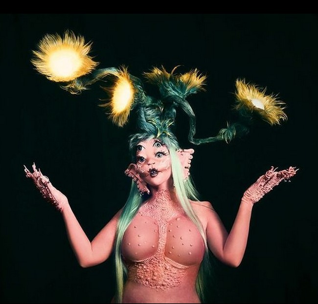 Melanie bertransformasi menjadi makhluk pink’ dengan mata empat. Dua mata tambahan dibuat dengan teknik prostetik. Foto: dok. Instagram/@littlebodybigheart