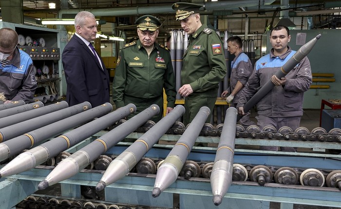 Menteri Pertahanan Rusia Sergei Shoigu, tengah, mengunjungi pabrik pertahanan di wilayah Chelyabinsk dan Kirov yang memproduksi peluru artileri dan roket.