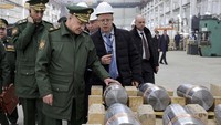 Menteri Pertahanan Rusia Sergei Shoigu mengecek roket dan peluru artileri yang diproduksi di pabrik tersebut.
