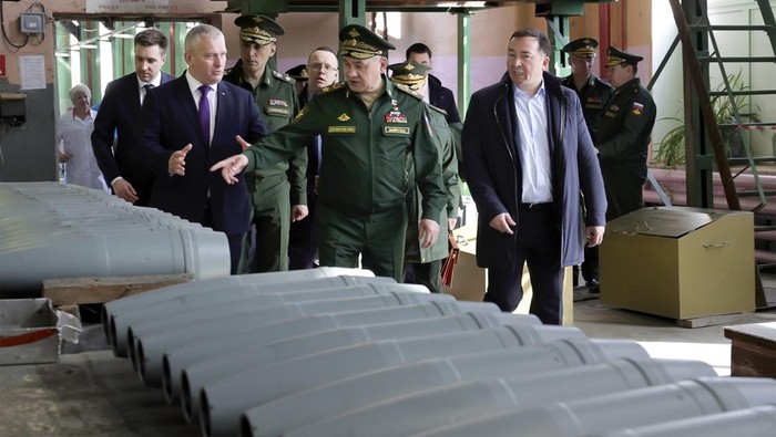 Melihat Pabrik Roket dan Peluru Artileri di Rusia Menteri Pertahanan Rusia Sergei Shoigu, tengah, mengunjungi pabrik pertahanan di wilayah Chelyabinsk dan Kirov yang memproduksi peluru artileri dan roket.