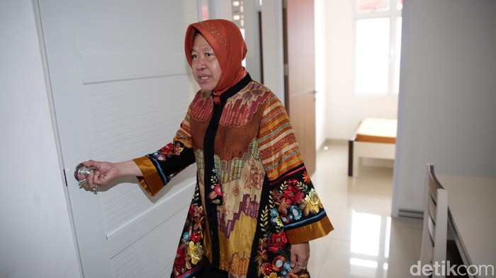 Mensos Risma Resmikan Rusun Mulya Jaya Khusus PPKS Menteri Sosial RI Tri Rismaharini bersama Direktur Jenderal Perumahan Kementerian PUPR, Iwan Suprijanto mengunjungu unit usai peresmian Rumah Susun Mulya Jaya di Komplek RPTC Bambu Apus Jalan Mini III RT 12 RW 03 Kelurahan Bambu Apus Kecamatan Cipayung Jakarta Timur, Jumat (31/3/2023).