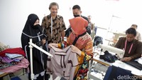 Risma juga sempat menyapa penghuni rusun yang mendapat pelatihan menjahit.