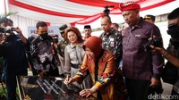 Risma menandatangani prasasti peresmian Rumah Susun Sentra Mulya Jaya di Jakarta Timur, Jumat (31/3/2023).