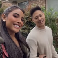 Hampir dalam setiap kesempatan keduanya terlihat selalu bergandengan tangan. Seperti dalam foto yang satu ini, bak pasangan baru yang tengah dimabuk asmara. Foto: Instagram/@millencyrus