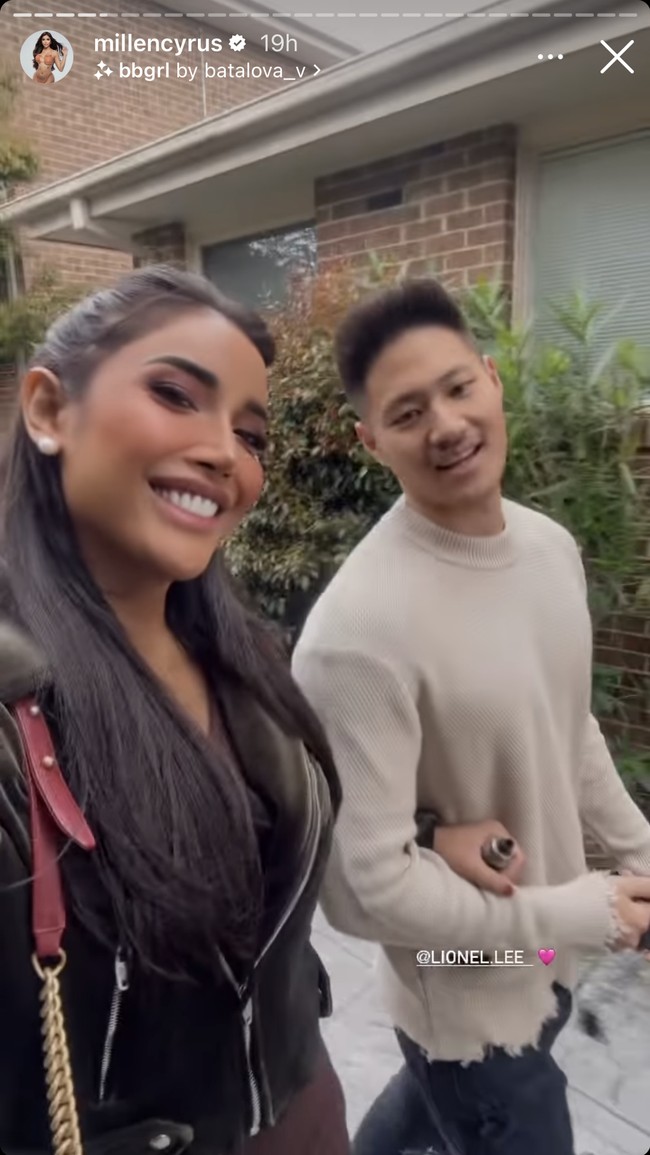 Hampir dalam setiap kesempatan keduanya terlihat selalu bergandengan tangan. Seperti dalam foto yang satu ini, bak pasangan baru yang tengah dimabuk asmara. Foto: Instagram/@millencyrus