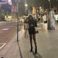 Begini penampilan stylish dan serba hitam ala Millen saat berada di Australia. Ia tampak memadukan dress mini turtle neck lengan panjang dengan sepasang heels berwarna hitam. Foto: Instagram/@millencyrus