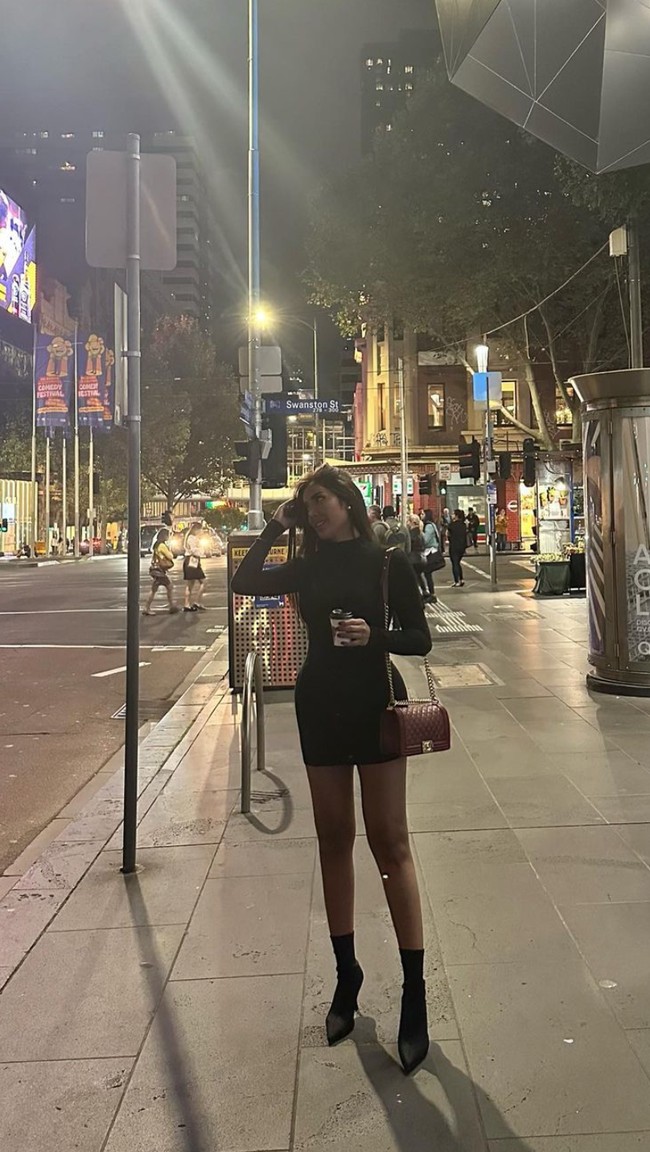 Begini penampilan stylish dan serba hitam ala Millen saat berada di Australia. Ia tampak memadukan dress mini turtle neck lengan panjang dengan sepasang heels berwarna hitam. Foto: Instagram/@millencyrus