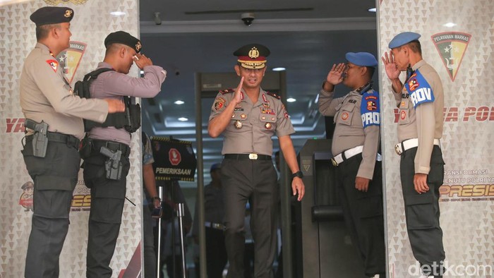 Kapolri Jenderal Listyo Sigit Prabowo resmi melantik 6 Pejabat Utama Mabes Polri. Berikut momen pelantikannya.