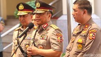 Kapolri juga melantik Irjen Sandi Nugroho sebagai Kadiv Humas Polri yang baru untuk mengisi posisi yang ditinggalkan Irjen Dedi Prasetyo.