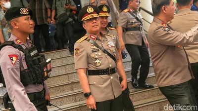 Momen Kapolri Lantik 6 Pejabat Utama Mabes Polri