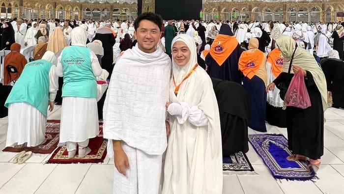 Omesh dan Dian Ayu ibadah umrah