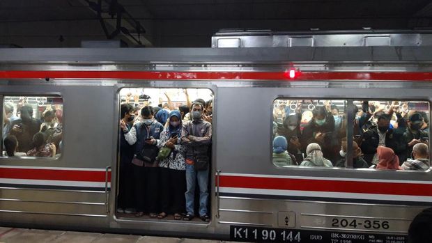 Padatnya KRL di Stasiun Manggarai (Magdalena-detikcom)