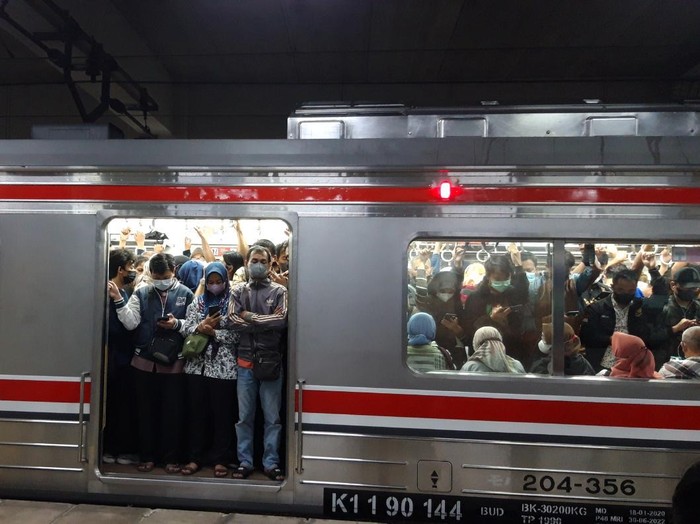 Padatnya KRL di Stasiun Manggarai (Magdalena-detikcom)