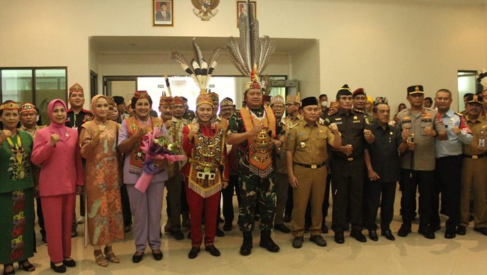 Panglima TNI Laksamana Yudo Marrgono diberi gelar adat Dayak.