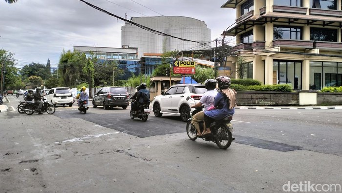 Pantauan detikJabar, lubang jalan di dekat Balai Kota Bandung sudah ditambal, Jumat (31/3/2023).