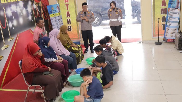 Para pelajar yang hendak tawuran diamankan polisi dan dihukum mencuci kaki ibu. (Foto: Istimewa)