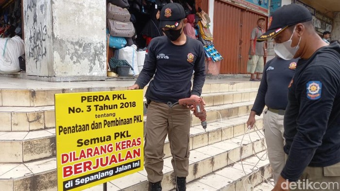 Pedagang yang biasa berjajar di Jalan Ki Narto Sabdo atau seberang pasar Johar Semarang kini resmi dilarang. Para pedagang akan dimasukkan ke gedung Shopping Center Johar (SCJ).