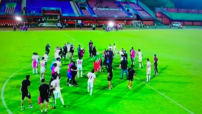 Pelatih PSM Makassar Bernardo Tavares selebrasi menggunakan bendera Portugal.