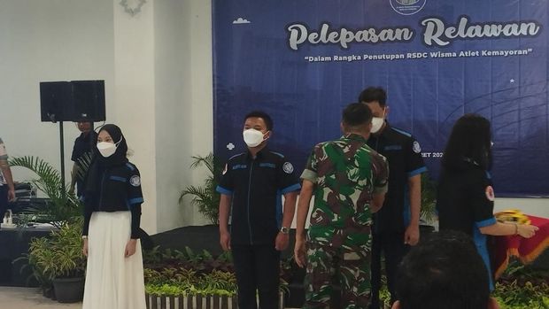 Pelepasan relawan RSDC Wisma Atlet (Belia-detikcom)