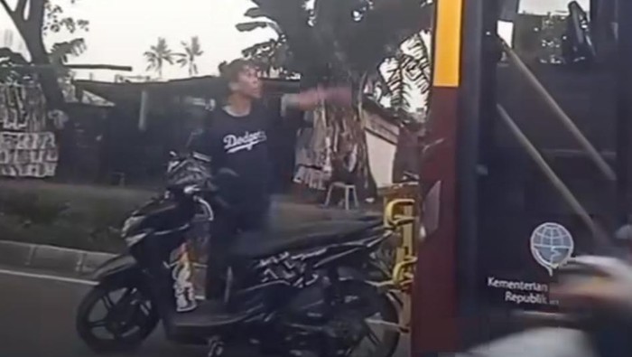 Pemotor adang armada Teman Bus di Gowa, Sulsel.
