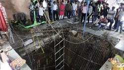 Petaka Lantai Kuil Ambles di India Makan Puluhan Korban Jiwa