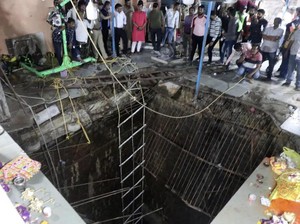Petaka Lantai Kuil Ambles di India Makan Puluhan Korban Jiwa
