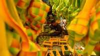 Perajin menyelesaikan pembuatan pernak-pernik bernuansa ramadan di Medan, Sumatera Utara, Kamis (30/3/2023).