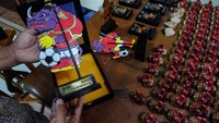Dengan batalnya penyelenggaraan Piala Dunia U-20 di Indonesia, maka produk suvenir yang sudah didesain gagal diproduksi.