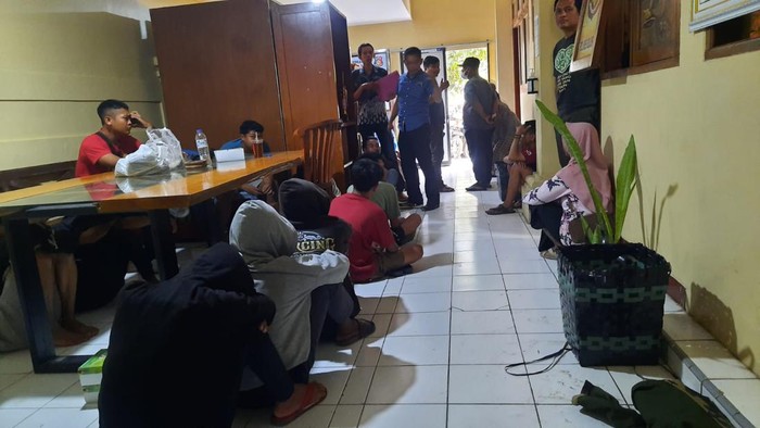 Petugas mengamankan 32 orang yang melakukan sweeping di malam hari dengan membawa senjata tajam.