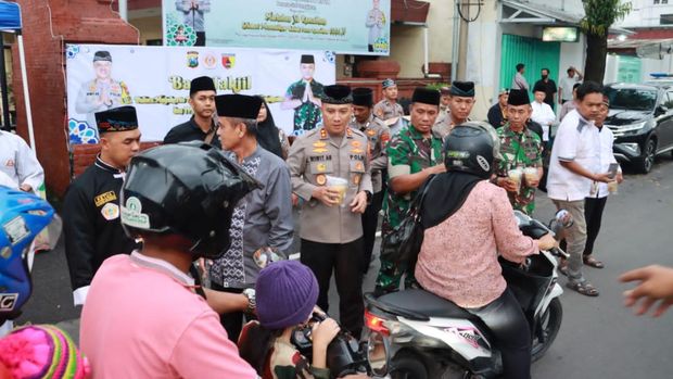 Polres Mojokerto Kota berbagi takjil