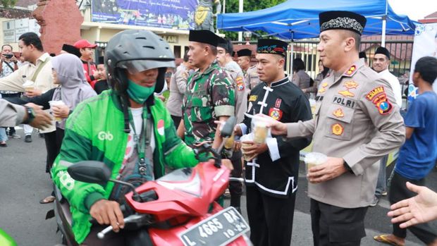 Polres Mojokerto Kota berbagi takjil