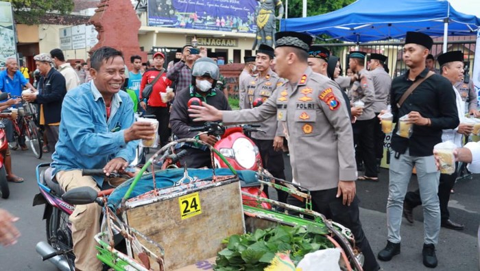 Polres Mojokerto Kota berbagi takjil