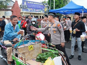 Momen Guyub Polisi-TNI dan 9 Perguruan Silat Berbagi Takjil di Kota Mojokerto