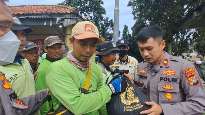Polsek Jagakarsa membagikaan bansos Kapolri kepada penggali kubur di TPU Kandang Kambing
