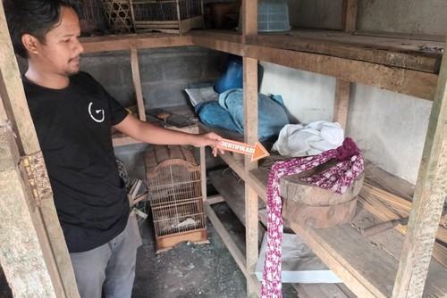 Polsek Sidemen saat melakukan olah TKP IMD gantung diri di Desa Telaga Tawang, Kecamatan Sidemen, Kabupaten karangasem Jumat (31/3/2023). (istimewa)