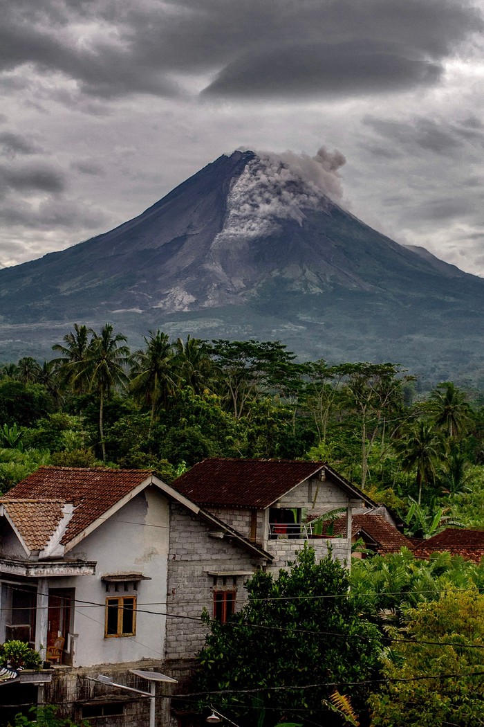 Potret Gunung Merapi yang Kembali Muntahkan Awan Panas Smoke rises during the eruption of Mount Merapi, Indonesia's most active volcano, as seen from South Kaliurang village, in Magelang on March 31, 2023. (Photo by DEVI RAHMAN / AFP) (Photo by DEVI RAHMAN/AFP via Getty Images)