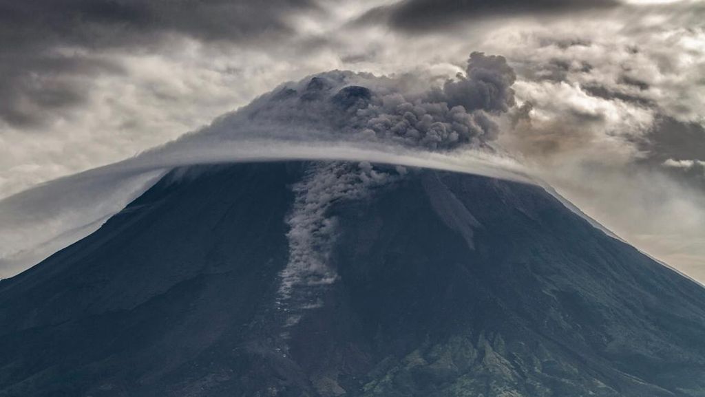 Potret Gunung Merapi yang Kembali Muntahkan Awan Panas