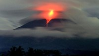Lava menyembur dari Gunung Merapi terlihat dari desa Jrakah, di Magelang, Jawa Tengah, Jumat (31/3/2023).