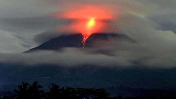 Lava spews out of Mount Merapi, Indonesia's most active volcano, during an eruption seen from Jrakah village, in Magelang on March 31, 2023. (Photo by DEVI RAHMAN / AFP) (Photo by DEVI RAHMAN/AFP via Getty Images)