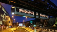 Kalau biasanya kereta itu posisinya di atas rel, kereta yang satu ini justru malah ada di bawah rel alias menggantung. Nah, yang bikin lebih unik adalah, ini lebih kepada monorel gantung sehingga enggak cuma punya satu gerbong seperti kereta gantung pada umumnya namun, punya lebih dari 1 gerbong.