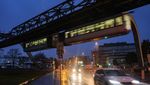 Potret Kereta Api Gantung yang Jadi Transportasi Unik di Jerman