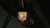Transportasi unik milik Jerman ini memiliki kecepatan tertinggi yaitu 60 kpj (sekitar 37 mph). Untuk menaiki monorel ini, penumpang bisa memperoleh tiket terlebih dahulu dari mesin tiket yang tersedia di setiap stasiun monorel atau bisa juga melalui sopir bus ketika turun di stasiun.