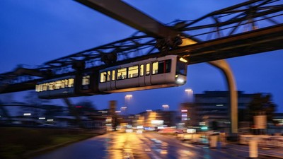Potret Kereta Api Gantung yang Jadi Transportasi Unik di Jerman