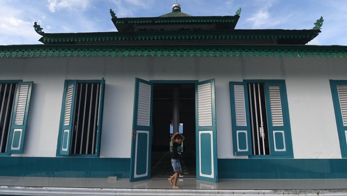 Potret Masjid Tua di Donggala, Tetap Kokoh Meski Sempat Diterjang Tsunami Seorang anak berdiri di pintu Situs Cagar Budaya Masjid Al Amin atau Masjid Tua Wani di Desa Wani II, Kabupaten Donggala, Sulawesi Tengah, Kamis (30/3/2023). Masjid yang dibangun pada tahun 1906 dan tetap kokoh meski diguncang gempa dan tersapu gelombang tsunami pada 28 September 2018 tersebut hingga kini masih aktif digunakan untuk beribadah oleh masyarakat setempat dan menjadi salah satu tujuan wisata religi terutama pada bulan Ramadhan. ANTARA FOTO/Mohamad Hamzah/rwa.
