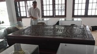 Masjid Perahu memiliki banyak keunikan lain, yakni ada Al Quran raksasa 2X1 meter, kayu gelondongan sebagai tiang, ukiran Al Quran kayu jati, koleksi batu giok, emas 3 kg di atap masjid dan ada batu di depan pintu yang tak diubah semenjak dulu.