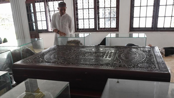 Pengurus menata karpet menjelang Shalat Jumat di Masjid Agung Al-Munada Baiturrahman, Menteng Dalam, Jakarta, Jumat (31/3/2023). Masjid yang didirikan oleh KH Abdurrahman Massum pada 1962 tersebut memiliki keunikan dengan keberadaan bangunan tempat berwudhu berbentuk kapal laut di samping bangunan utama masjid dan menjadi pusat kegiatan ibadah selama bulan suci Ramadhan di kawasan sekitar. ANTARA FOTO/Aditya Pradana Putra/aww.