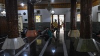 Penampakan dalam Masjid Agung Al-Munada Baiturrahman. Masjid ini dibangun pada tahun 1962 silam.