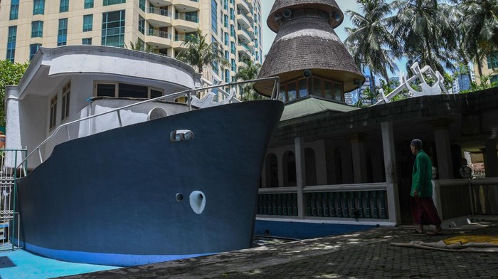 Pengurus menata karpet menjelang Shalat Jumat di Masjid Agung Al-Munada Baiturrahman, Menteng Dalam, Jakarta, Jumat (31/3/2023). Masjid yang didirikan oleh KH Abdurrahman Massum pada 1962 tersebut memiliki keunikan dengan keberadaan bangunan tempat berwudhu berbentuk kapal laut di samping bangunan utama masjid dan menjadi pusat kegiatan ibadah selama bulan suci Ramadhan di kawasan sekitar. ANTARA FOTO/Aditya Pradana Putra/aww.