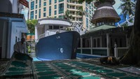 Masjid unik ini dibangun oleh KH Abdurrahman Massum. Bangunan berbentuk kapal tersebut terinspirasi oleh bahtera Nabi Nuh.